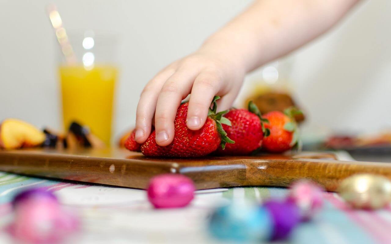 decja-ruka-jagode-sok