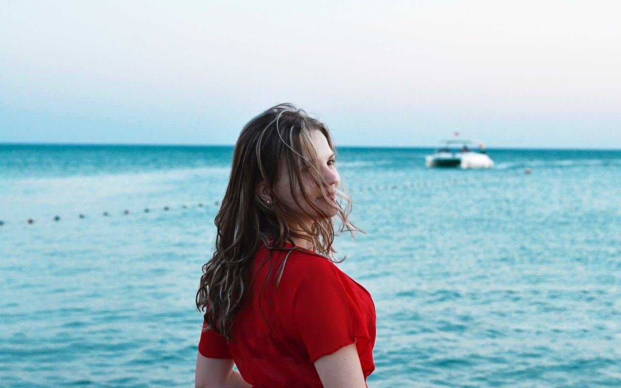 devojka-pored-mora-kosa