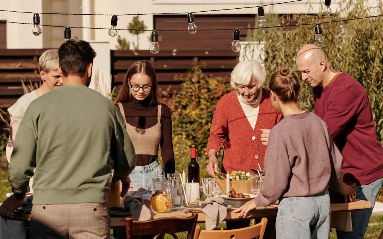 dvoriste-ljudi-sto-dekoracija