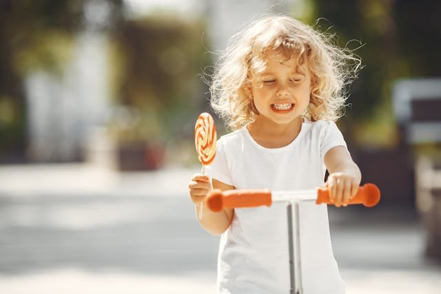 devojcica-trotinet-lizalica