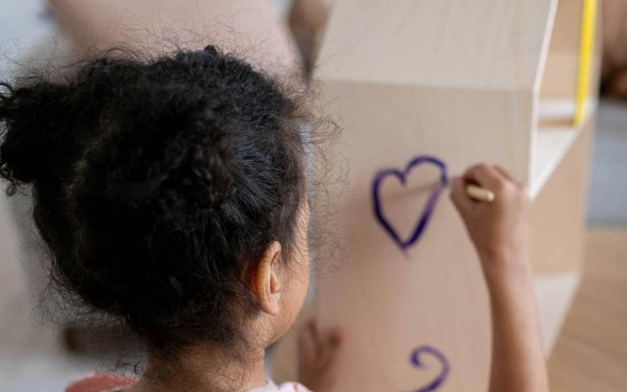 devojcica-flomaster-crtanje