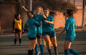 Kako je počeo razvoj ženskog fudbala – koji su najvažniji trenuci u istoriji? zene-fudbalski-tim-teren