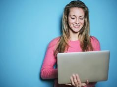 Edukacija ili zabava – kako mladi koriste internet u današnje vreme? devojka-plavi-zid-laptop