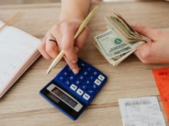 Vodič kroz kućni budžet: 50/30/20 i realan plan štednje plavi-kalkulator-dolari-ruke