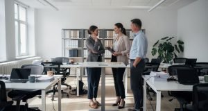 Kako radno okruženje utiče na fokus, organizaciju i poslovnu kulturu? saradnici-kancelarija-sto