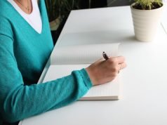 Zašto volimo priče o uspehu i borbi do cilja tirkizni-dzemper-sveska-sto